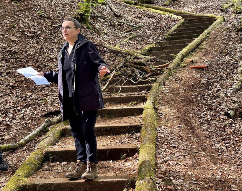 Ulrike Bai, lisant ses „GedichteRahmen“, des boites à images qui constituent un tout invitant à une expérience de lecture en résonance avec la découverte multisensorielle de la forêt

