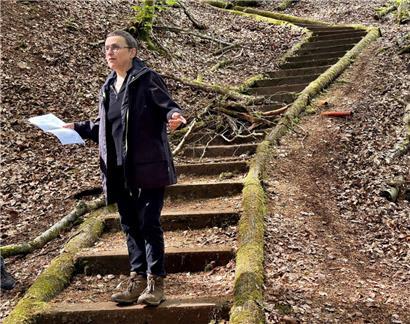 Ulrike Bai, lisant ses „GedichteRahmen“, des boites à images qui constituent un tout invitant à une expérience de lecture en résonance avec la découverte multisensorielle de la forêt
