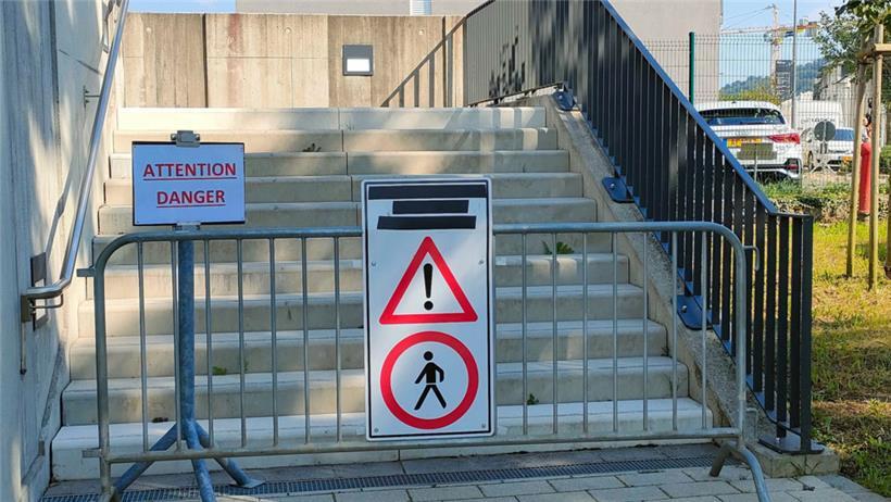 Um 13.45 Uhr sperrte die Gemeinde die Zugänge zur Passerelle 
