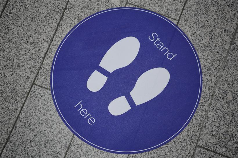Um Gedränge beim Boarding zu vermeiden, erinnern Sticker am Boden an die nötigen Abstände. Auch sollen immer nur jene Passagiere anstehen, die aufgerufen wurden.
