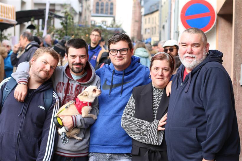 Um dem Mittagsandrang zu entgehen, decken Mich (r.) und seine Familie sich morge...