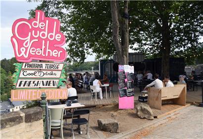 Um die 120 Personen finden auf der Terrasse Platz, über die Hälfte der verfügbaren Plätze müssen online auf www.deguddewellen.lu reserviert werden
