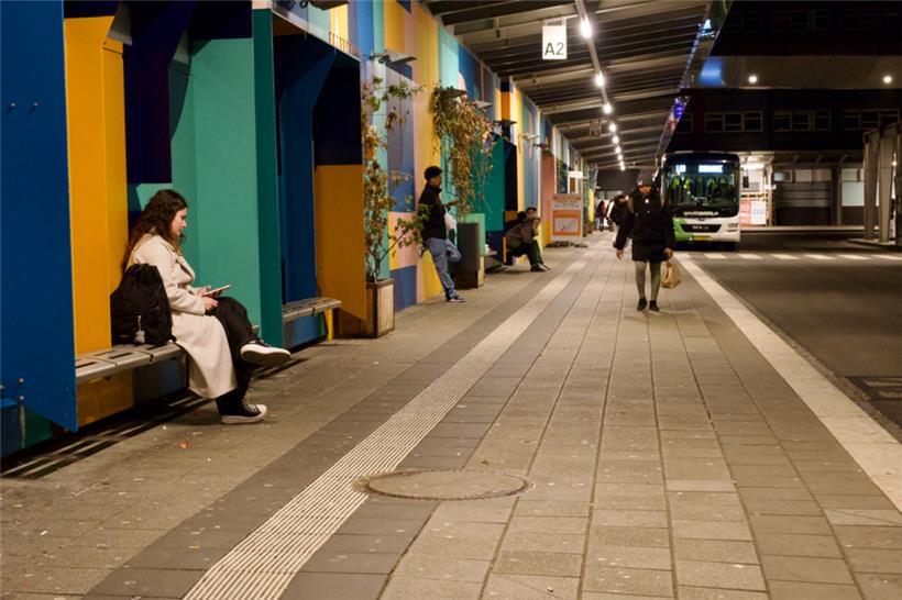 Um halb 3 morgens ist am Escher Hauptbahnhof noch eine Menge los