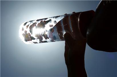 Um nicht zu dehydrieren, sollte man täglich mindestens 1,5 Liter trinken
