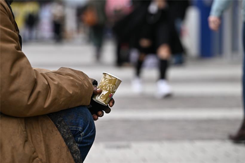 Um politisch zu punkten, schikanieren die Parteien von Xavier Bettel und Luc Frieden im Endeffekt die Ärmsten der Armen
