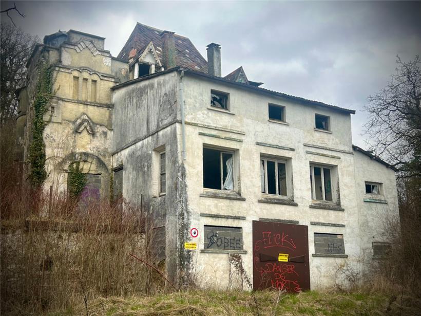 Um seine Frau nach dem Schlaganfall wieder nach Hause holen zu können, habe Alphonse Burg den weißen Anbau angefügt
