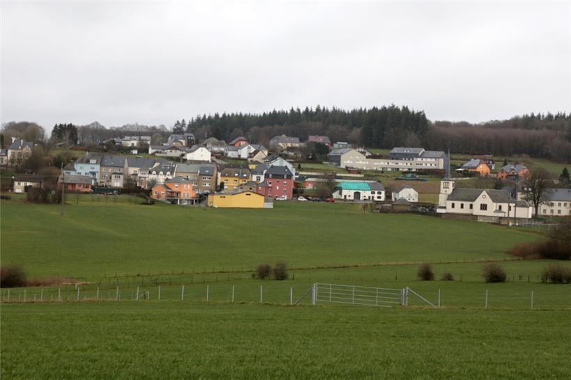 Umgeben von grünen Wiesen liegt im Westen des Landes das Dorf Rambruch dar