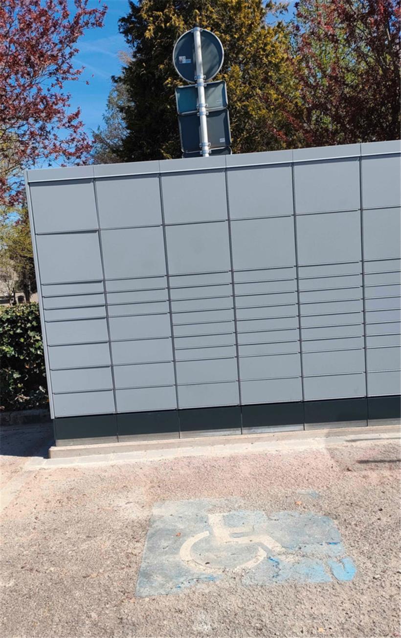 Umgedrehtes Schild und PMR-Zeichen auf dem Boden: Die neue PackUp-Station am Parkplatz des Sankt-Joseph-Friedhofs
