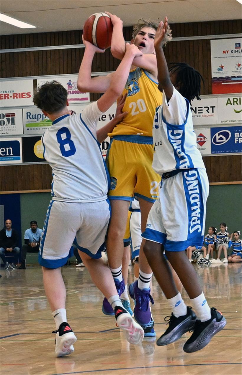 Umkämpftes Finale: Am Ende setzte sich doch Slavoj BK Litomerice (in den gelben Trikots) gegen die Escher Nachwuchsbasketballer durch
