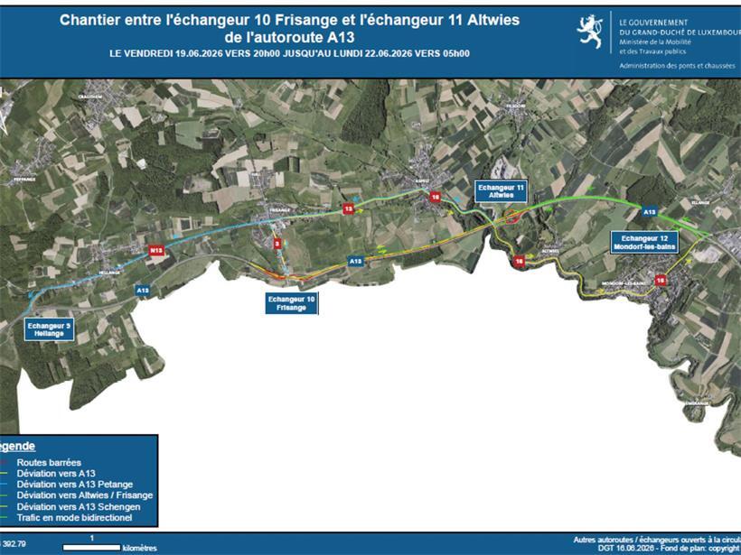 Straßenbauverwaltung erneuert Fahrbahn der A13 zwischen Frisingen und Altwies Umleitungsschilder und Baustelle auf der Autobahn A13 mit Verkehrsumleitung wegen Straßenarbeiten