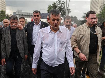 Özgür Özel, Vorsitzender der CHP Türkei, umringt von Unterstützern, gestoppt von Polizei bei Protestaktion