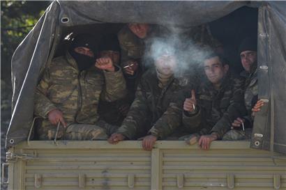 Umsetzung des Friedensabkommens: aserbaidschanische Soldaten auf dem Weg nach Latschin
