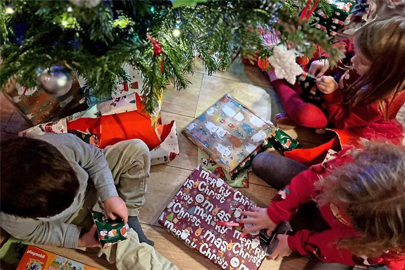 Umso mehr freuen sie sich, wenn sie endlich die Geschenke auspacken dürfen