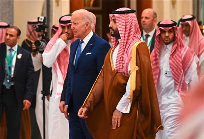 Umstrittene Begegnung: US-Präsident Joe Biden und der saudische Kronprinz Mohammed bin Salman 
