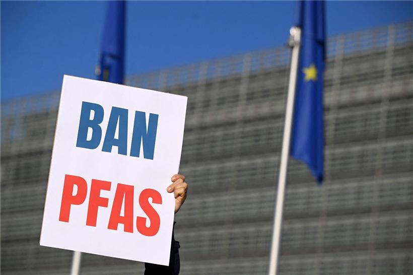 Umweltaktivisten protestieren vor EU-Kommission in Brüssel gegen schädliche PFAS-Chemikalien und Umweltrisiken