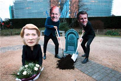 Umweltaktivisten demonstrierten gestern in der Nähe des Kommissionsgebäudes in Brüssel gegen die Entscheidung der EU-Kommission, die vornehmlich auf Betreiben der Behördenchefin Ursula von der Leyen, des französischen Präsidenten Emmanuel Macron und des deutschen Kanzlers Olaf Scholz zustande kam
