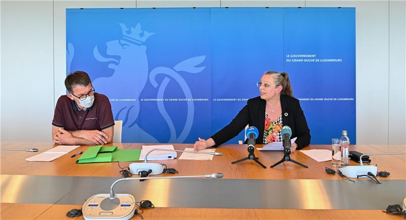 Umweltverwaltungsdirektor Robert Schmit (l.) und Umweltministerin Carole Dieschbourg (r.). Auf dem Tisch das Dokument, in dem die fehlende Liste nun gefunden wurde.
