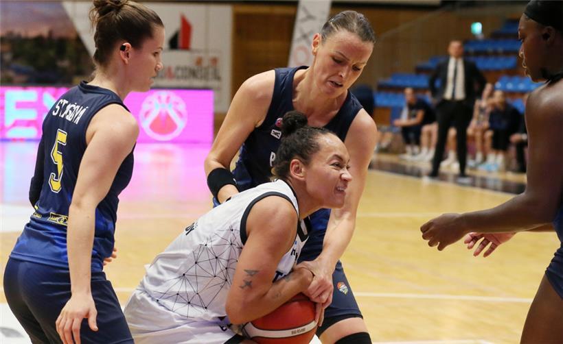 Umzingelt: Mia Loyd (T71)
