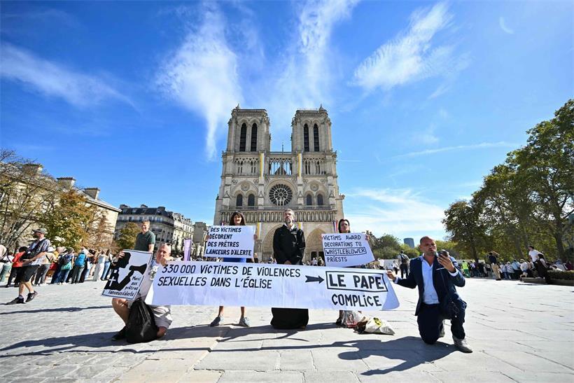 Un comité d’acceuil particulier attend le pape devant la cathédrale Notre-Dame de Paris