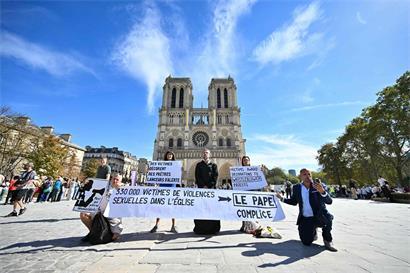 Un comité d’acceuil particulier attend le pape devant la cathédrale Notre-Dame de Paris