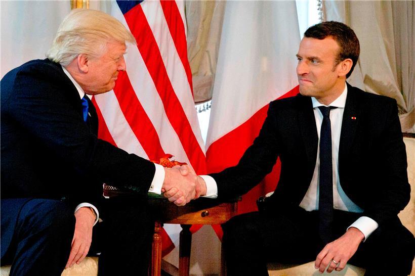 Un coup de main comme un bras de fer: Trump et Macron en 2017
