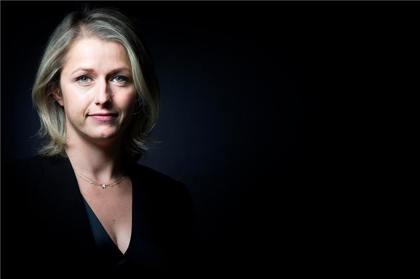 Un des gros changements concerne l’Ecologie, quelques jours après la poussée des écologistes dans certaines grandes villes lors des élections municipales, marquées par une très forte abstention.Barbara Pompili, 45 ans, ancienne membre du parti écologiste EELV passée au parti présidentiel LREM, a été désignée à ce poste clé. Troisième dans l’ordre protocolaire, elle se retrouve…
