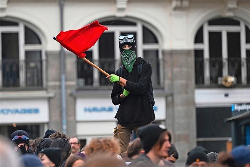 Un homme brandit un drapeau lors d’une manifestation à Rennes
