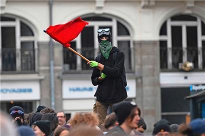 Un homme brandit un drapeau lors d’une manifestation à Rennes
