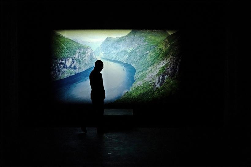 Un monde de signes d’abord chaleureux et idyllique, qui se transforme lentement en un univers de signes vide
