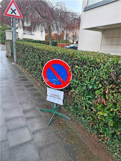 Un panneau d’interdiction de stationnement pour préparer un déguerpissement en plein hiver, c’est toujours possible
