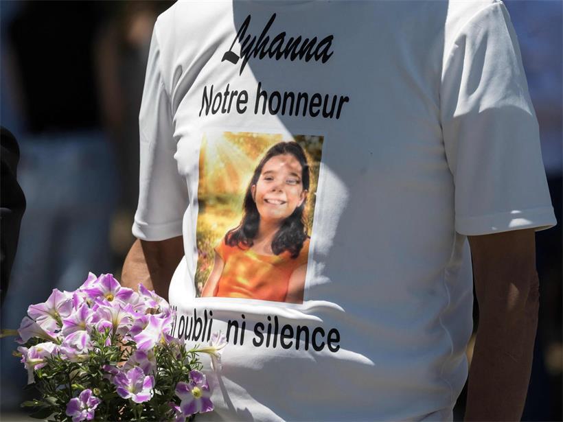 Teilnehmer der Trauerfeier in Fleurance trägt T-Shirt mit Aufschrift für die 11-jährige Lyhanna „Unser Ehrenwort, nicht vergessen“
