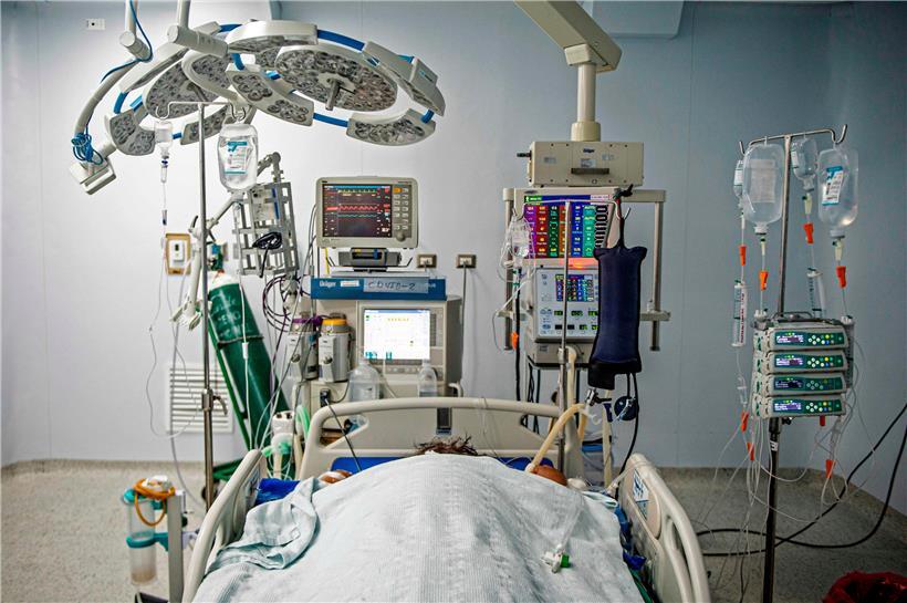 Un patient COVID-19 reste à l’unité de soins intensifs de l’hôpital Alberto Sabogal Sologuren, à Lima
