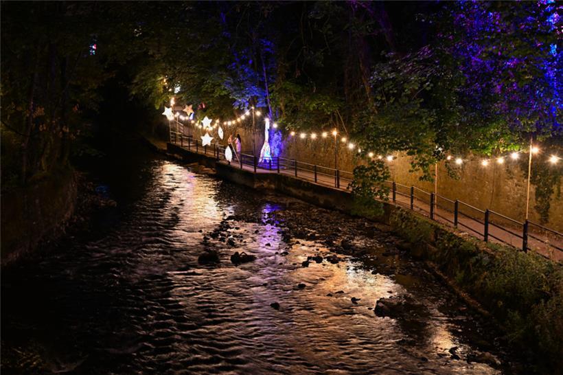 Un petit avant-goût de la nuit des lanternes sur le sentier qui relie le parvis de Neimënster et le Melusina
