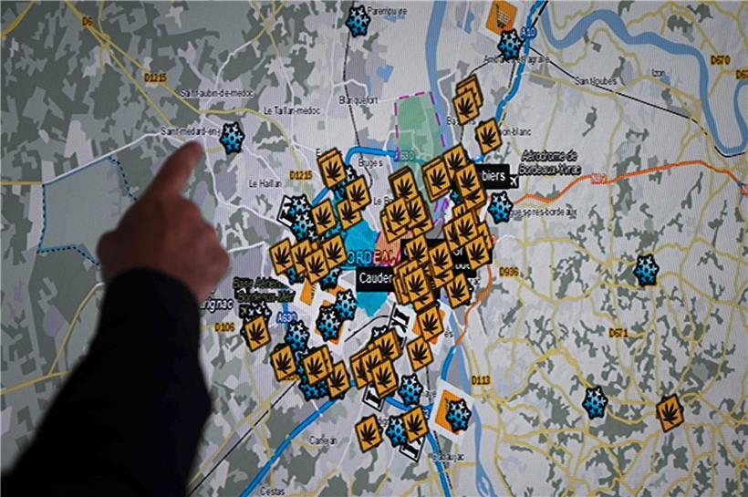 Un policier français montre une carte indiquant les zones de trafic de drogue dans la ville de Bordeaux et ses environs – 25 généraux en retraite ont dénoncé le „délitement“ de la société française
