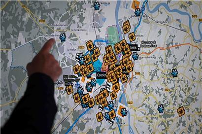 Un policier français montre une carte indiquant les zones de trafic de drogue dans la ville de Bordeaux et ses environs – 25 généraux en retraite ont dénoncé le „délitement“ de la société française
