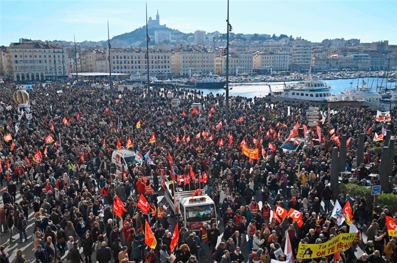 Un samedi à Marseille: les travailleurs français ont bien compris que la nouvelle reforme des retraites leur est tout sauf favorable
