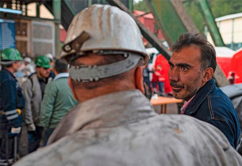 Un sauveteur pleure devant une mine de charbon après une explosion à Amasra
