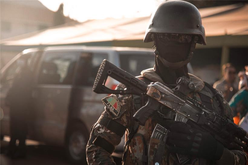 Un soldat malien dans la ville de Kati. Les forces européennes se sont donné quinze jours pour évaluer la situation et parvenir à une décision sur le maintien de leur engagement au Mali.

