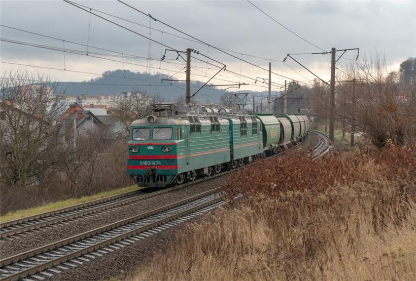 Un train de céréales se dirigeant vers la Slovaquie dans la banlieue de Lviv en ...