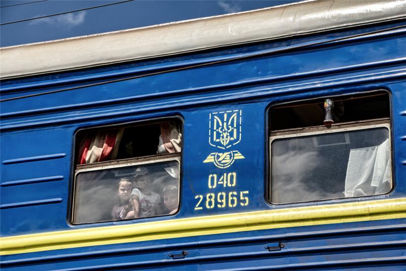 Un train de nuit arrive en Transcarpathie. Août 2019.
