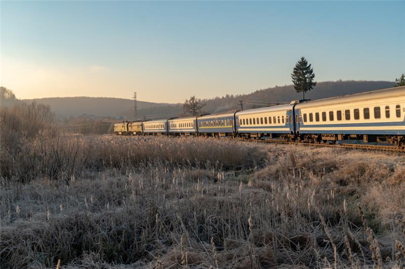 Un train de nuit en provenance de Kostjantynivka, la dernière gare contrôlée par l’’UZ dans l’Oblast de Donetsk, approche sa destination finale, Ivano-Frankivsk, novembre 2021
