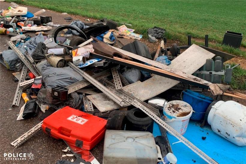 Unbekannte entsorgten einen Berg an Müll auf einem Feldweg

