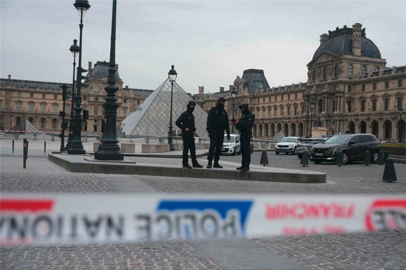 Unbekannte entwendeten am Sonntag im Pariser Louvre Kronjuwelen im geschätzten Wert von 88 Millionen Euro
