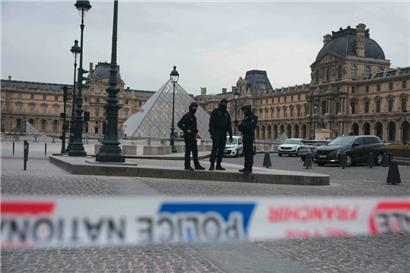 Unbekannte entwendeten am Sonntag im Pariser Louvre Kronjuwelen im geschätzten Wert von 88 Millionen Euro
