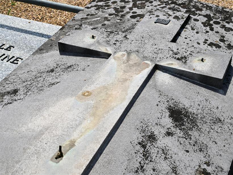 Diebe brechen in Friedhof ein und stehlen Grabkreuze