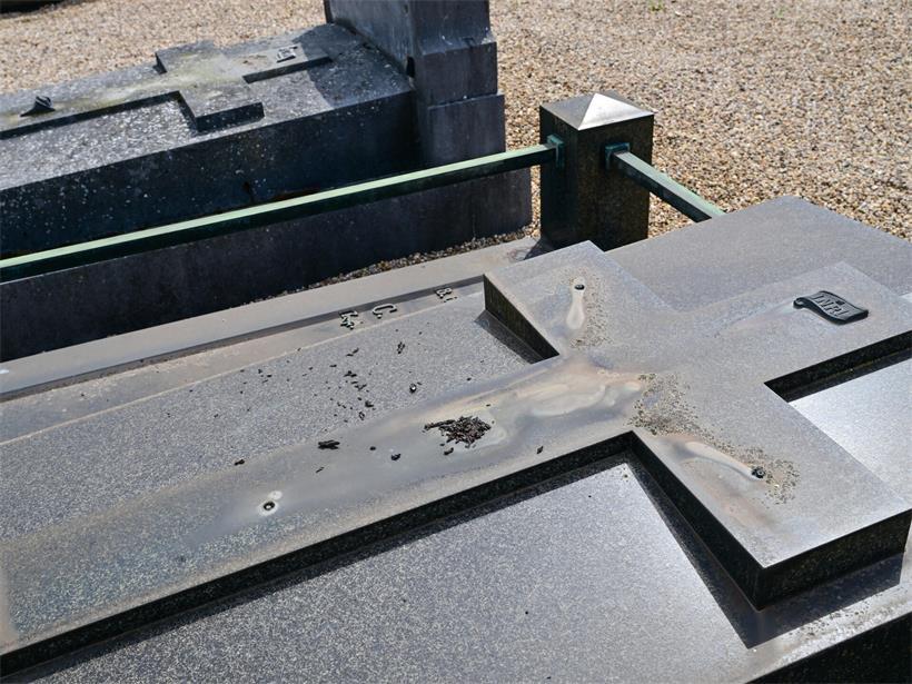  Diebe brechen in Friedhof ein und stehlen Grabkreuze