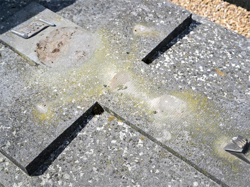  Diebe brechen in Friedhof ein und stehlen Grabkreuze