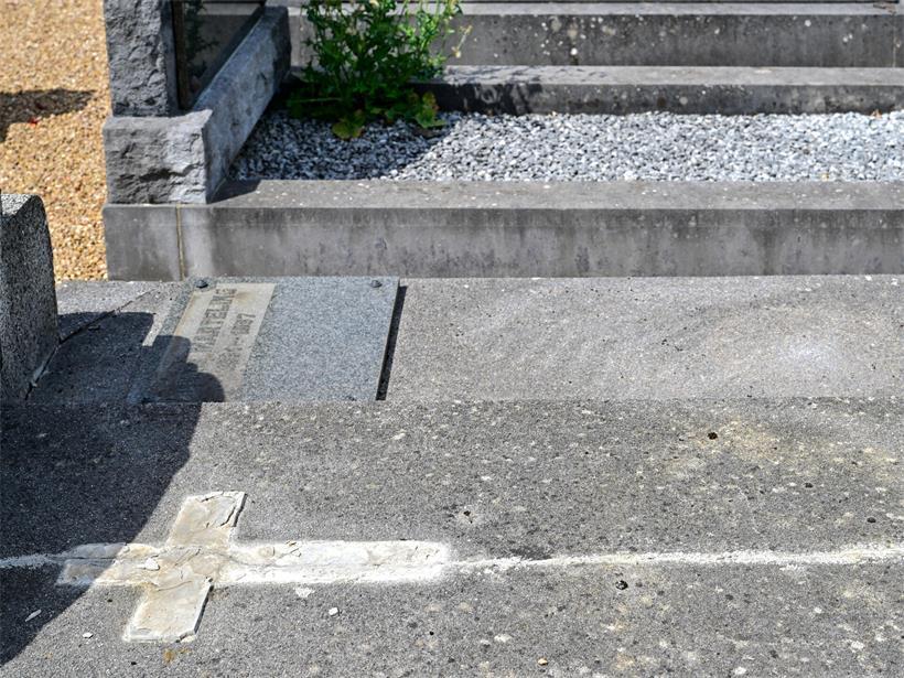  Diebe brechen in Friedhof ein und stehlen Grabkreuze