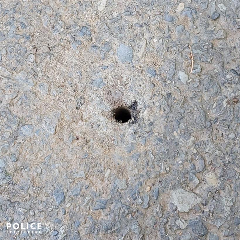 Unbekannte haben drei Löcher in die Straße gebohrt und diese mit abgebrochenen Schrauben versehen
