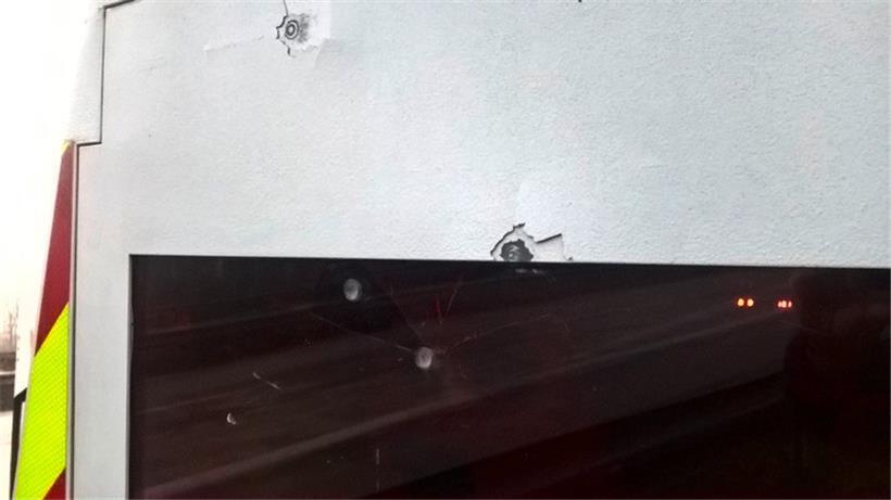 Unbekannte haben offenbar mit 9-mm-Patronen auf den Anhänger geschossen
